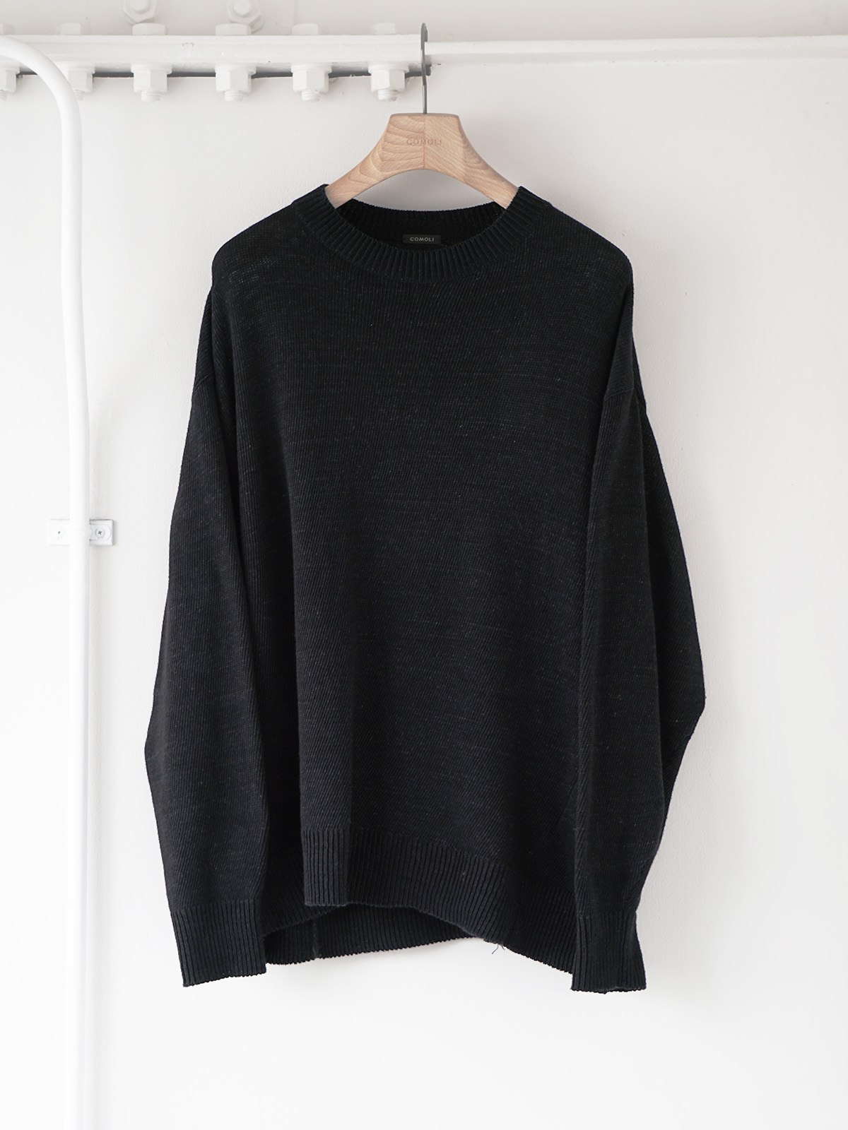 black crew neck knit Z1